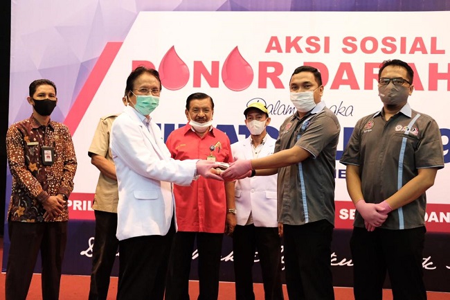 penyerahan simbolis kantong darah dari Ketua Umum SPSP Faisal Arif kepada Kepala UTD PMI Kota Padang dr. Widyarman